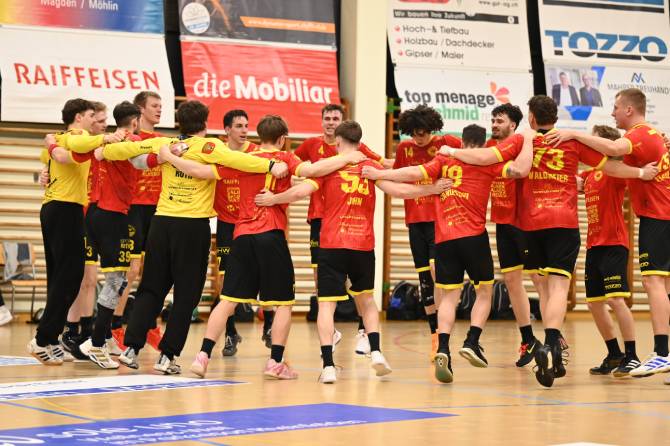 Am Ende lässt es sich verdient feiern: Jubeltraube des TV Möhlin