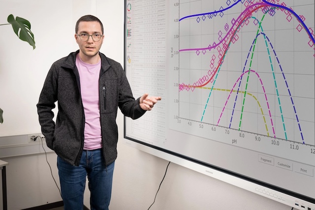 George-Dan Miron vom Zentrum für Nukleare Technologien und Wissenschaften am PSI, leitet das neugegründete GEMS-Konsortium. Gemeinsam mit Partnerinstitutionen stellt er sicher, dass die Software weiterentwickelt, gepflegt und langfristig finanziert wird. Foto: © Paul Scherrer Institut PSI/Mahir Dzambegovic