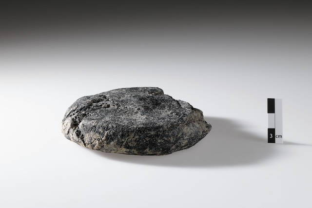 Eine besondere Seltenheit: ein verkohltes römisches Brot. Foto: © Kanton Aargau