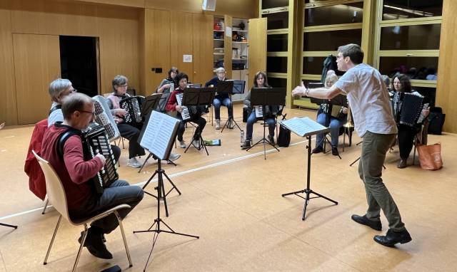 Das Harmonika-Orchester bei der «Arbeit». Foto: zVg