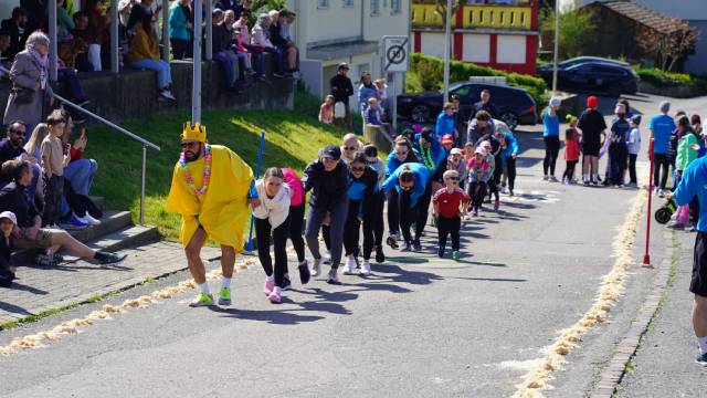 Spannendes Kopf-an-Kopf-Rennen beim Eierlesen in Wegenstetten. Foto: zVg