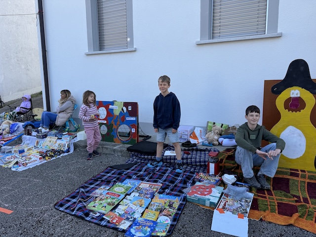 Leandro, 12 Jahre alt, hat zum achten Mal einen Stand am Kinderflohmarkt. Foto: Lilia Staiger