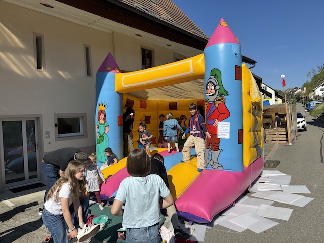 Auf der Hüpfburg konnten sich die kleinen Besucher austoben. Foto: Lilia Staiger