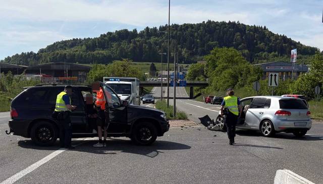 Bei einer Kollision wurden drei Personen verletzt.