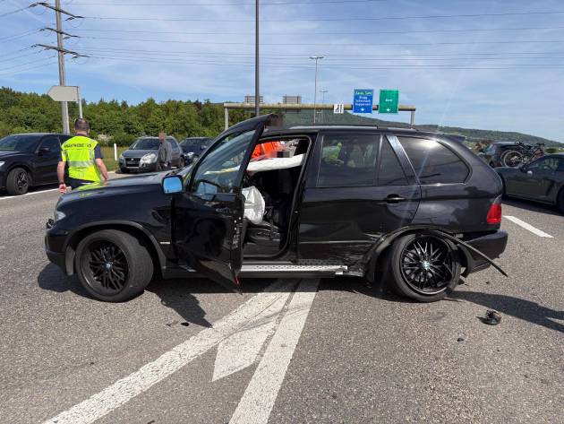 Bei einer Kollision wurden drei Personen verletzt.