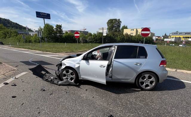 Bei einer Kollision wurden drei Personen verletzt.