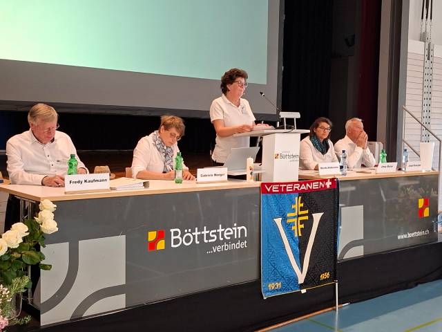 Vorstand der Aarg. Turnveteranen-Vereinigung in der Mitte mit Präsidentin Monika Hollenstein.  Foto: zVg 