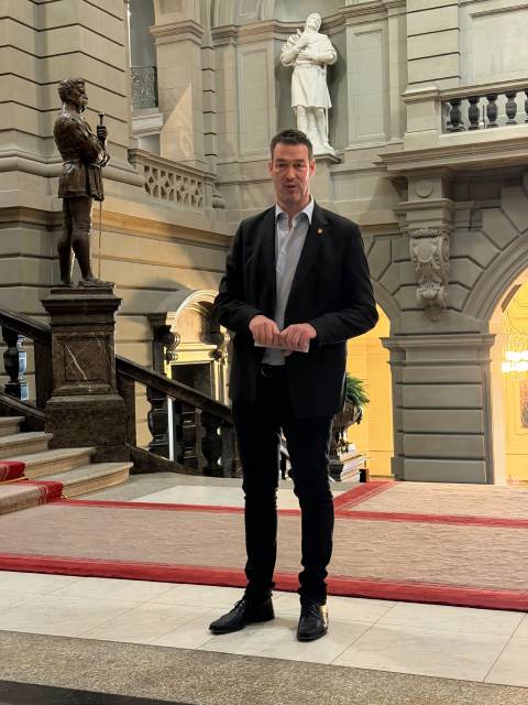 Nationalrat Christoph Riner aus Zeihen führte die Gruppe durchs Bundeshaus. Foto: zVg