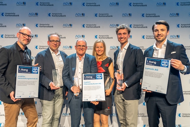 Die Siegerunternehmen des Aargauer Unternehmenspreises 2026 (von links): Beat Schmid und Marc Probst, smARTec Veranstaltungstechnik AG (Bestes Aargauer Unternehmen national), Adrian und Yvonne Huber, Huplant Pflanzenkulturen AG (Bestes Aargauer Unternehmen regional und Publikumspreis), Kristjan Jozipovic und Besfort Biljali, Lumvin AG (Leuchtturmpreis). Foto: zVg