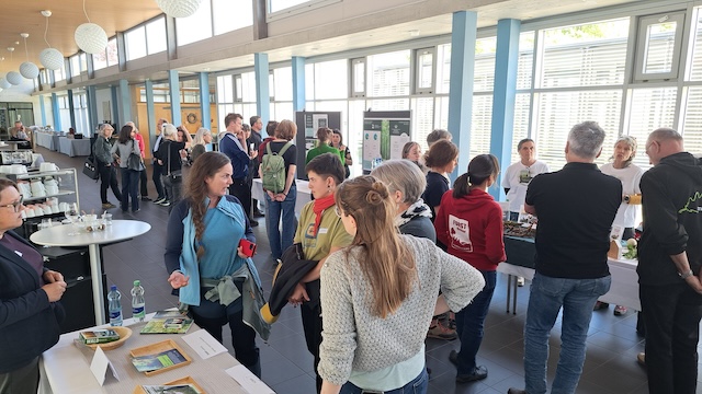 eilnehmerInnen an den Marktständen. Foto: zVg