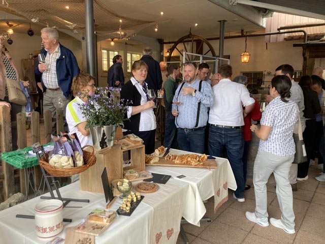 Marktstimmung beim Apéro. Foto: GastroAargau