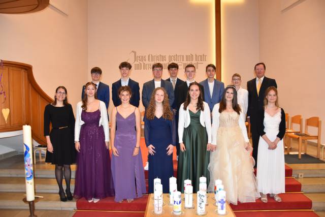 Konfirmiert wurden: Lena Cornelia Fäh, Janick Silvan Fehrenbach, Max William Grüninger, Lorenzo Heger, Ryan Hichri, Noah Elias Jäger, Fiona Kaufmann, Leon Elia und Luana Carmen Koller, Yannick Maël Müller, Sherley Shelby Schlingloff, Yannis Schneider, Dana Waldburger und Lia Sophie Wetzel. Foto: zVg