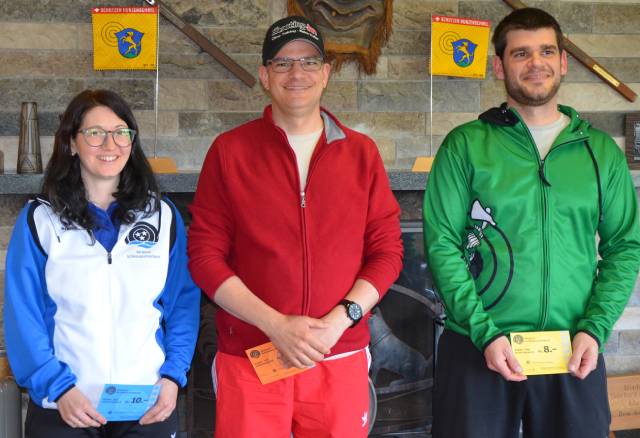 Das Spitzentrio im C-Match auf die 25-m-Distanz: (von links) Tamara Lauber-Vock (2. Rang), Sieger Andy Vera Martin und der drittklassierte Benjamin Buri. Foto: AGSV