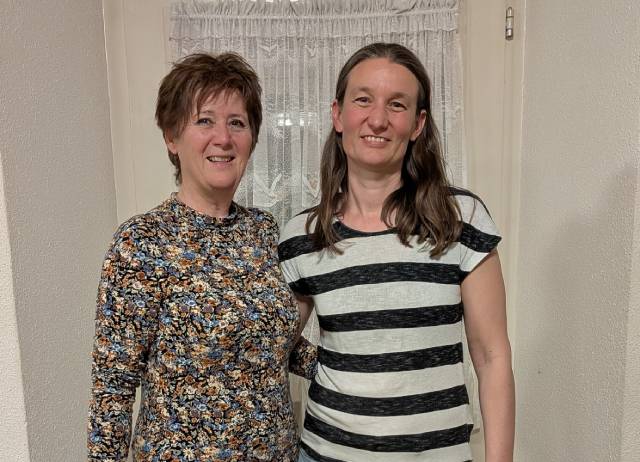 Von links: Kassiererin Denise Jolliet und Präsidentin Regine Zeller wurden für ihr Engagement udn ihre Treue geehrt. Foto: zVg 
