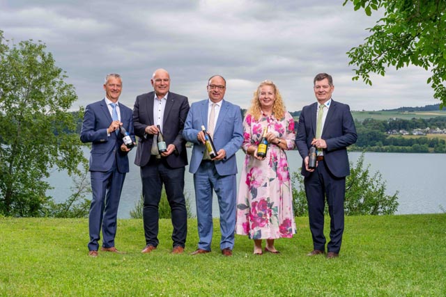 Gotte und Göttis mit den fünf Aargauer Staatsweinen 2025: Von links Roland Michel, Präsident Branchenverband Aargauer Wein; Urs Plüss, Grossratspräsident; Dr. Markus Dieth, Landwirtschaftsdirektor; Patricia Kettner, Generalsekretärin Departement Finanzen und Ressourcen; Hansruedi Häfliger, Direktor Liebegg. Foto: Foto Basler