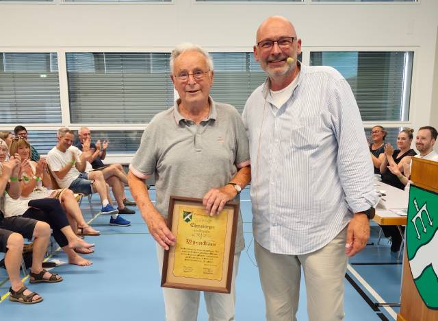 Gemeindeammann Rainer Schaub (rechts) überreichte Wilfried Käser die Ehrenbürgerurkunde. Foto: zVg
