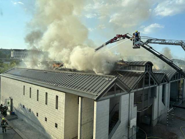 Beim Brand der Turnhalle in Dättwil entstand hoher Sachschaden; nun sucht die Polizei Zeugen.