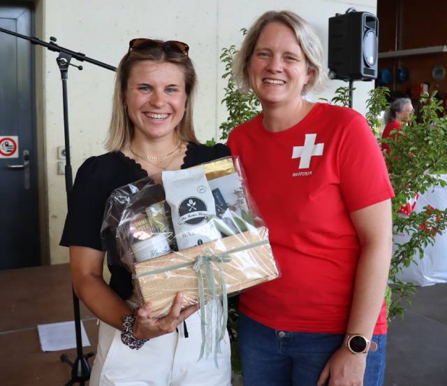 Festrednerin Noëlle Rüetschi und die Präsidentin des Frauenturnvereins, Tamara Stöckli