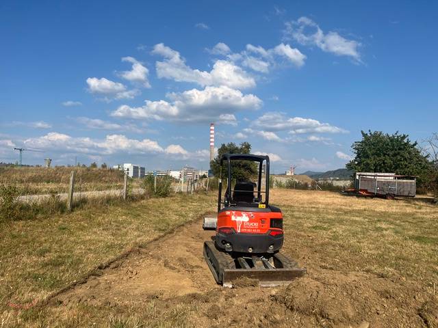 Der Bagger steht bereit: Start zu den Bauarbeiten zum Wiederaufbau der Plattform Sisslerfeld in der Gemeinde Münchwilen.