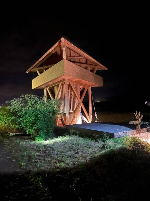 Die 18 Tonnen schwere Plattform Sisslerfeld bekommt im Süden des Sisslerfeldes in der Gemeinde Münchwilen ihren definitiven Platz.
