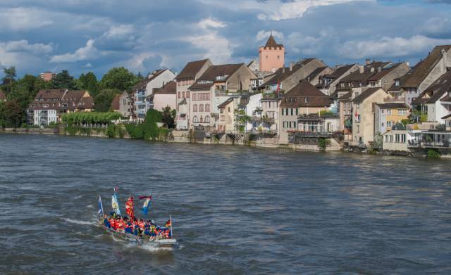Ein historisches Boot der Hirsebreifahrt 2016 vor der Rheinfelder Altstadtkulisse