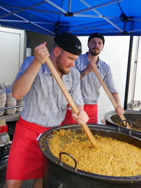 Gianlucca Concas und Dominik Häfeli beim Risotto-Kochen