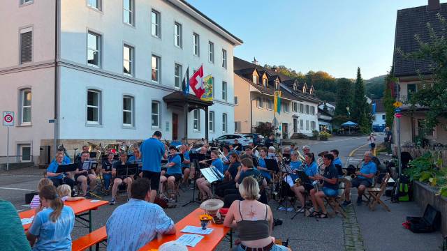 Die Musikgesellschaften Möhlin und Zeiningen bei ihrem gemeinsamen Auftritt in Zeiningen.