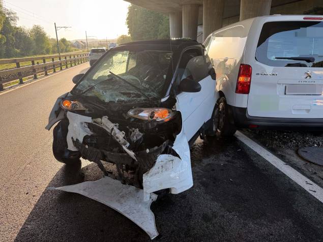 Bei der Kollision, an der drei Autos beteiligt waren, zogen sich zwei Personen leichte Verletzungen zu.