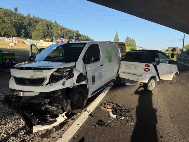 Bei der Kollision, an der drei Autos beteiligt waren, zogen sich zwei Personen leichte Verletzungen zu.