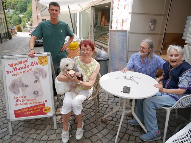 Filippo Zilio, Rita Blumendeller mit Bonnie, Markus Olivieri und Kristine Gelderblom (von links) bei der Verkostung des neuen Hunde-Eises im Eiscafé Treviso in der Laufenburger Altstadt