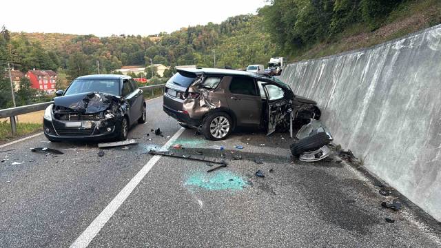 Eine Person wurde bei dem Unfall in Liesberg verletzt.