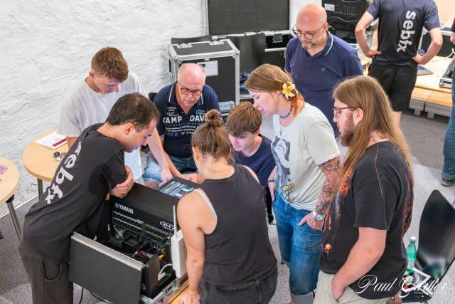 Der PA-Technik-Kurs stiess bei den Teilnehmenden auf grosses Interesse. Hier bei der pratkischen Arbeit an einem Mischpult. Foto: Paul Gürtler