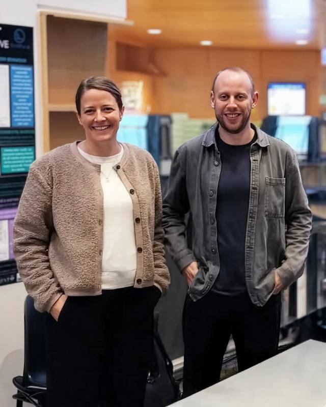 PSI-Forscherin Marianne Liebi und Adrian Rodriguez-Palomo von der dänischen Universität Aarhus haben mithilfe der Tensor-Tomografie die Struktur des Narwalstosszahns über alle Grössenskalen hinweg sichtbar gemacht. © Eva Garde, Greenland Institute of Natural Resources