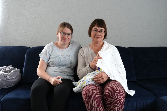 Ramona S. und ihre Familie werden seit der Geburt von Sohn Larik von der Freiwilligen Annette Hörner unterstützt. Foto: zVg
