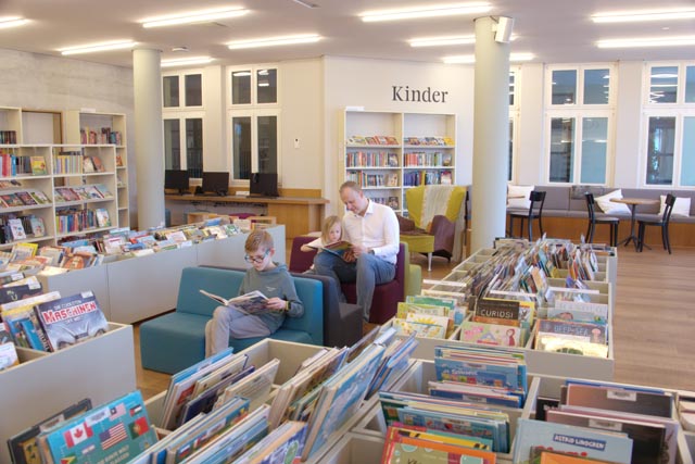Blick in die Stadtbibliothek Rheinfelden: Bibliotheken stellen nicht nur Medien bereit, sie schaffen auch Orte der Begegnung. Foto: zVg
