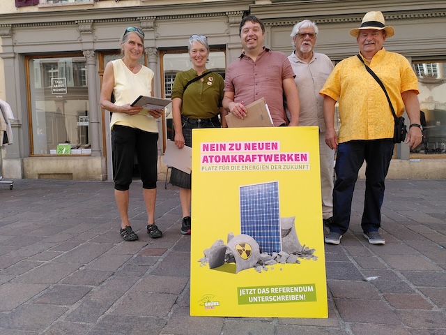 Mitglieder von diversen atomkritischen Parteien und Organisationen beim Unterschriftensammeln in Rheinfelden. Foto: zVg