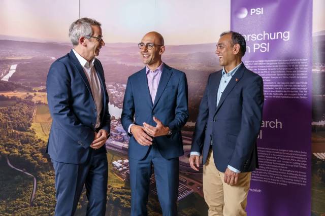 PSI-Direktor Christian Rüegg (links), PSI-Forscher Marco Ranocchiari (Mitte) sowie Metafuels-CEO Saurabh Kapoor (rechts) bei der Einweihungsveranstaltung der «aerobrew»-Demonstrationsanlage am Paul Scherrer Institut PSI. © Paul Scherrer Institut PSI/Markus Fischer