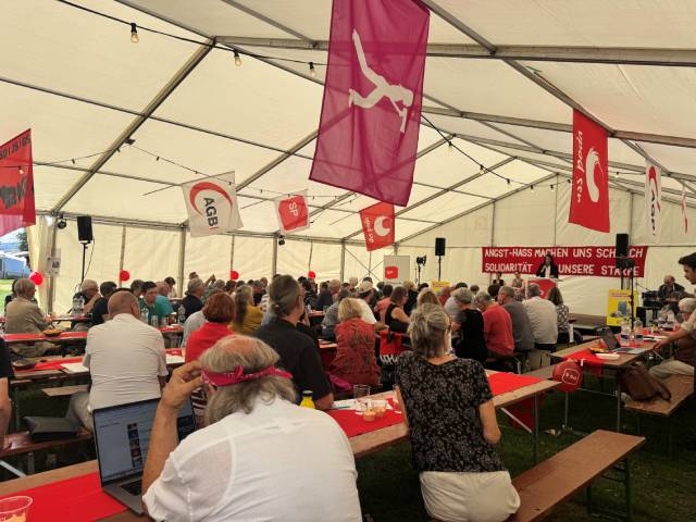 Die SP Aargau bei ihrem ausserordentlichen Parteitag im Arbeiterstrandbad Tennwil