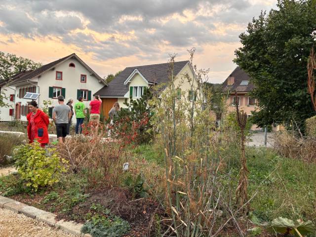 Abendlicher Gartenrundgang. Foto: zVg