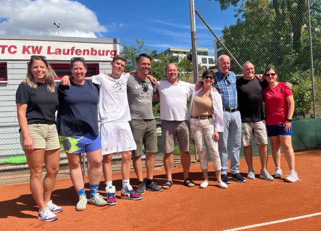 Die strahlenden Siegerinnen und Sieger nahmen ihre Preise vom Laufenburger Vizeammann Martin Steinacher entgegen. Von links: Andrea Gerber, Michaela Lossli, Tim Scheuble, Christoph Rehmann, Tobias Paul, Spiko-Vertreterin Franziska Altmann, Vizeammann Martin Steinacher, Sven Goronzi und Michelle Mettler. Auf dem Bild fehlt Urs Baltischwiler. Foto: zVg