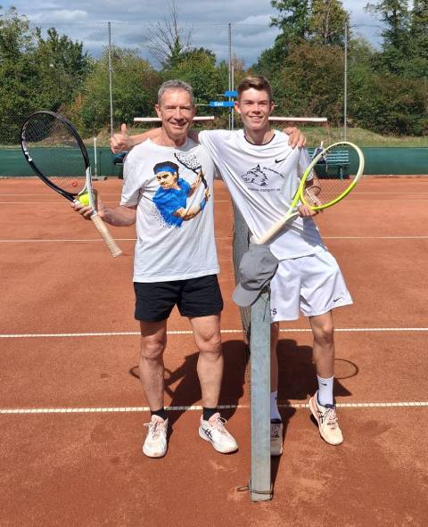 55 Jahre Altersunterschied: Ein Generationenduell prägte die Laufenburger Tennis-Stadtmeisterschaften 2026 auf der Anlage des Tennis-Club Kraftwerk Laufenburg, bei dem der 16-jährige Tim Scheuble gegen den 55 Jahre älteren Frank Schwabe die Oberhand behielt. Foto: zVg