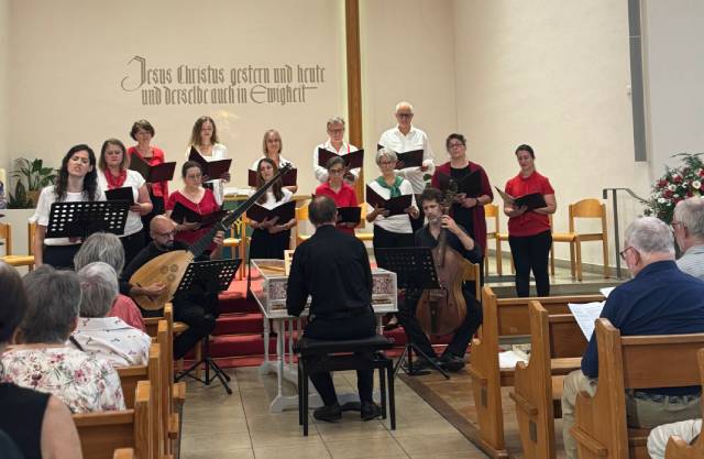 Der reformierte Kirchenchor wurde von ihrem Chorleiter sowie Daniele Caminiti an der Theorbe und Leonardo Bortolotto an der Viola da Gamba begleitet. Foto: Lilia Staiger