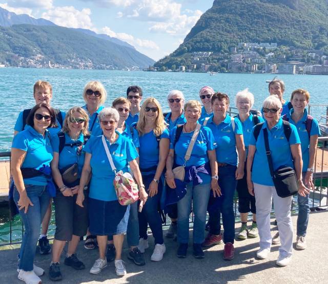 Der Frauenturnverein Stein am Luganersee, im Hintergrund der San Salvatore