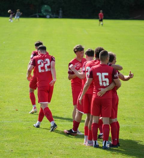 FC Wallbach-Zeiningen beim verteidigen eines Freistosses. Foto. zVg