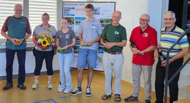 Die Siegerinnen und Sieger des Absendens (von links): Herbert Schmid, Gaby Staudacher, Anja Erdin, Luca Moser, Hans Häseli, Rolf Bähler und Ernst Lienhard. Foto: zVg
