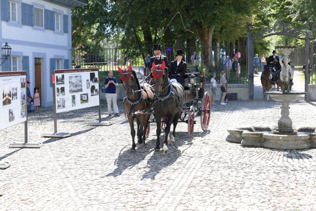 Zum 250-Jahr-Jubiläum des Schlosses Ebenrain fuhr eigens eine traditionelle Kutsche durch die schattige Allee zum Schloss.