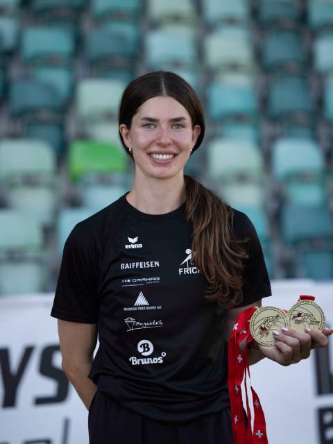 Lucia Acklin holt Doppelgold über die Hürden und im Weitsprung; Foto: Doris Acklin, zVg