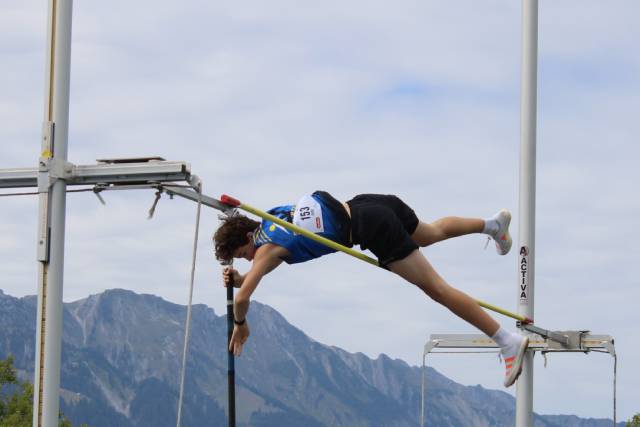 Quirin Treier springt vor eindrücklicher Kulisse zu Gold; Foto: Stefan Hoenke, zVg