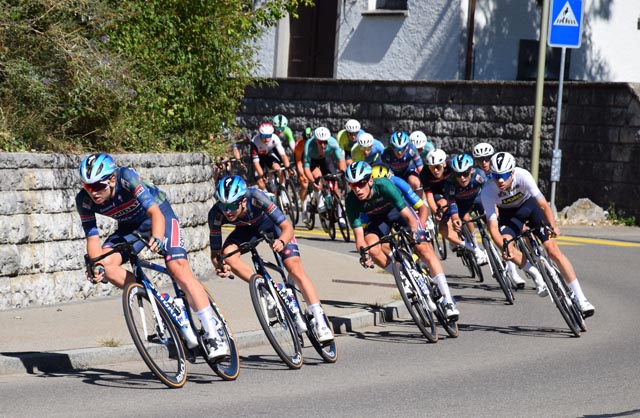 Das belgische Soudal Quick Step-Team (Bild) gab gestern den Ton an. Der Mann im grünen Trikot (3. von links), Vic De Smet gewann die 2. Etappe des GP Rüebliland und ist nun neuer Leader. Foto: Markus Schenk