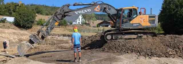 Bagger bei der Arbeit auf der Ausgrabungsfläche mitten im Weiler Steinhof. Foto: Kantonsarchäologie, © Kanton Aargau